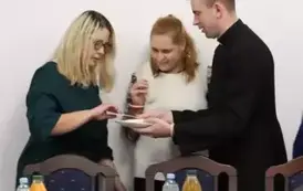 6. Dzielenie sie opłatkiem