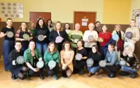 10. wsp&oacute;lne zdjęcie uczestnik&oacute;w z pracami