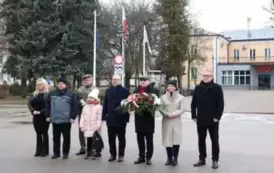 1. Delegacja samorząd&oacute; przed Pomnikiem Niepodległośi