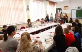 2. Uczestnicy spotkania słuchają wskaz&oacute;wek