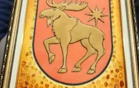 3. Herb powiatu cały wykonany z bursztynu