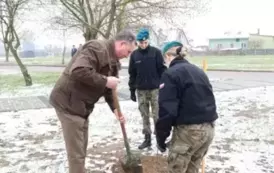 19. Sadzenie dęb&oacute;w pamięci.