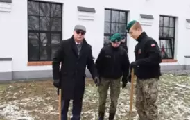 16. Sadzenie dęb&oacute;w pamięci.