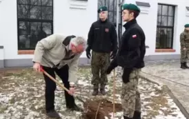 14. Sadzenie dęb&oacute;w pamięci.