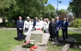 7. Kwiaty złożone pod tablicą poświęconą grajewskim Sybirakom