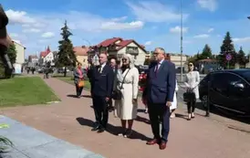 4. Delegacja Powiatu przed pomnikiem na Placu Niepodległości