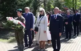 3. Składanie wiązanki pod Krzyżem Solidarności