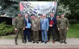 6. Zdjęcie przedstawicieli 1. Dywizji Piechoty Legion&oacute;w i grajewskich samorządowc&oacute;w