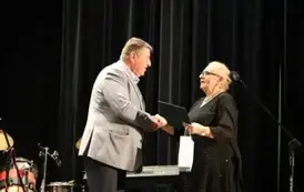 11. Radny Powiatu Grajewskiego składa życzenia Prezes UTW