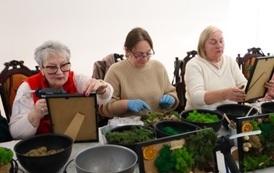 7. Uczestnicy pochłonięci pracą tw&oacute;rczą