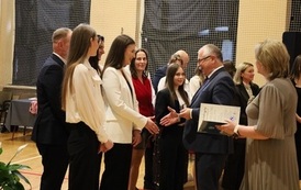6. Składanie przez Starostę gratulacji maturzystom
