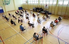 2. Uczestnicy piszą test wiedzy na sali gimnastycznej