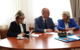 3. Wykonawca podpisuje umowę