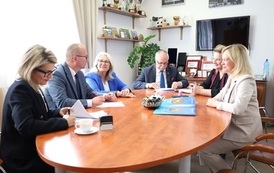 2. Uczestnicy spotkania siedzą przy stole