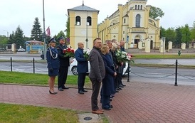 3. Delegacje składające kwiaty