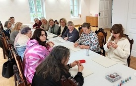 4. Uczestnicy słuchają instrukcji