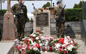 15. Kwiaty pod tablicą memoratywną