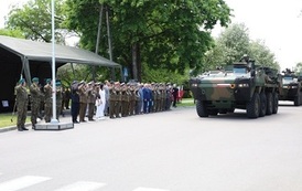 8. Defilada woz&oacute;w bojowych