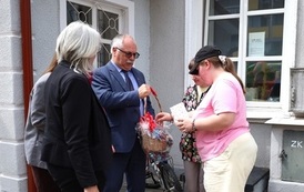 5. Uczniowie szkoły częstują się cukierkami