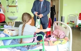 4. Starosta częstuje pacjentkę słodyczami