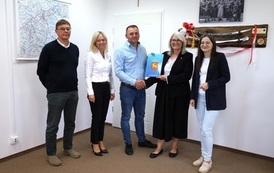 5. Symboliczne przekazanie podpisanej umowy