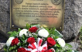 3. Kwiaty pod tablicą