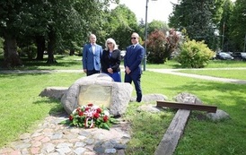 2. Kwiaty złożone pod tablicą memoratywną
