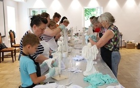 9. Uczestnicy wykonujący anioły