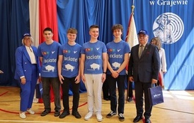 5. Przedstawiciele Powiatu z uczniami