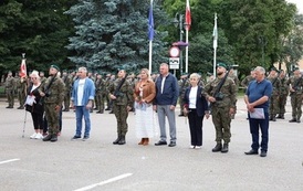 10. Wyr&oacute;żnieni żołnierze wraz z rodzinami