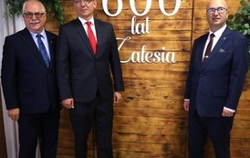 9. Panowie przy napisie 600 lat Zalesia