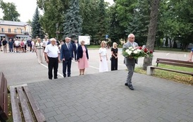 7. Delegacja samorzadowa składa kwiaty