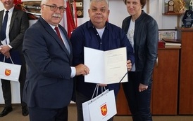 12. Starosta z mianowanym nauczycielem i Panią Dyrektor