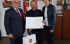 9. Starosta z mianowanym nauczycielem i Pania Dyrektor