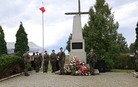 7. Pomnik z astystą wojskową 