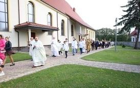 6. Procesja wok&oacute;ł kościoła