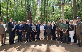24. Zdjęcie pod pomnikiem