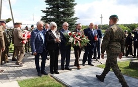 11. Przedstawiciele Powiatu i Gminy składją kwiaty pod tablicą