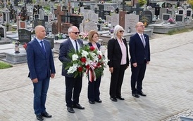5. Złożenie wiązanki przy pomniku Sybirak&oacute;w na cmentarzu