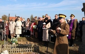 12. Goście na cmentarzu w Niedźwiadnej