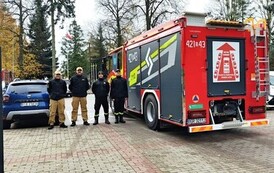 5. Strażacy przy wozie ratowniczo-gaśniczym