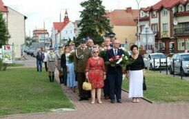 Delegacje pod pomnikiem Niepodległości