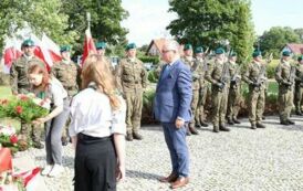 Starosta Grajewski składa kwiaty pod pomnikiem