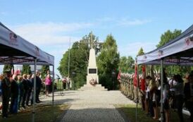 Pomnik na cmentarzu ofiar obozu hitlerowskiego w Boguszach