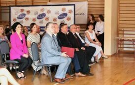 1. Przedstawiciele Poiwiatu i kadry pedagogicznej szkoły