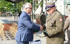 10. Przekazanie medalu okolicznościowego płk. Stanisławowi Denysowi