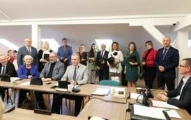 5. Wsp&oacute;lne zdjęcie wyr&oacute;żnionych pedagog&oacute;w