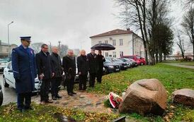 5. Złożenie kwiat&oacute;w pod pomnikiem poswięconym Sybirakom