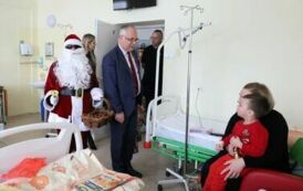 18. Pacjenci przyjmują Mikołaja