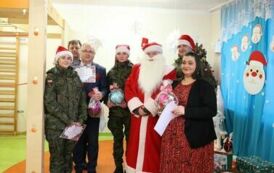 13. Zdjęcie gości wraz zdyrekcją przedszkola